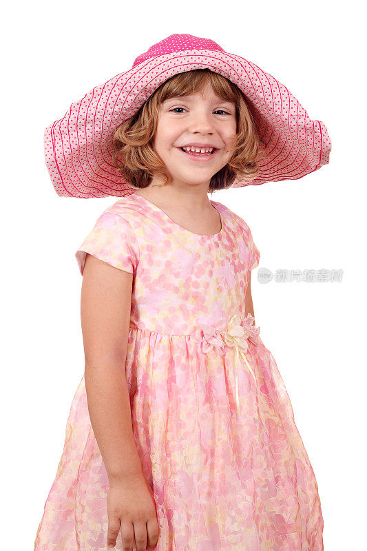 快乐的小女孩戴着白色的大帽子