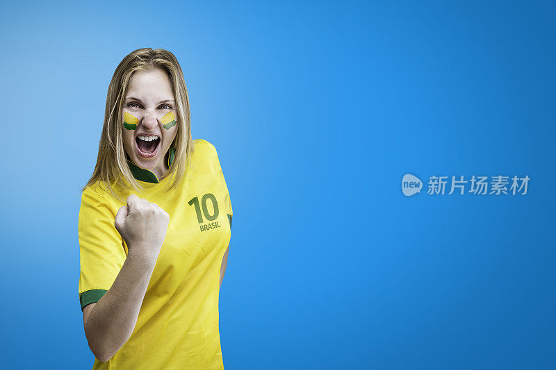 一名巴西妇女用她的脸涂上蓝色背景来庆祝