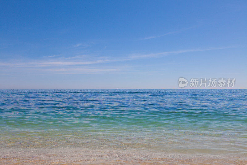 海岸线上布满卵石的海滩