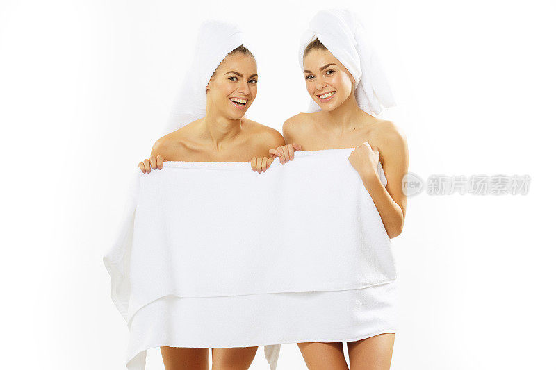 两个用毛巾洗澡后快乐的少女。