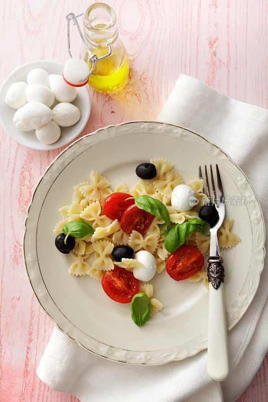意大利风味:番茄，马苏里拉奶酪，罗勒和橄榄