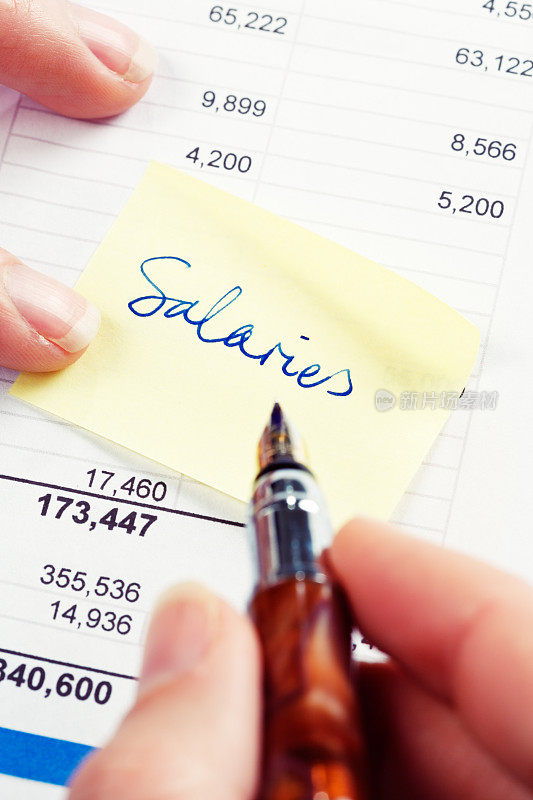 在检查公司财务时，会在不粘胶的纸条上手写“薪水”