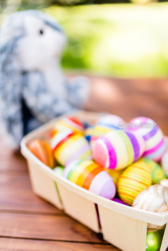 复活节彩蛋篮子放在木板上