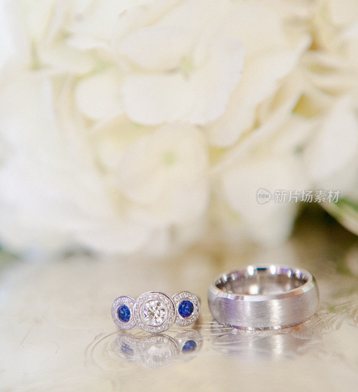 结婚戒指，钻石和蓝宝石-新娘和新郎