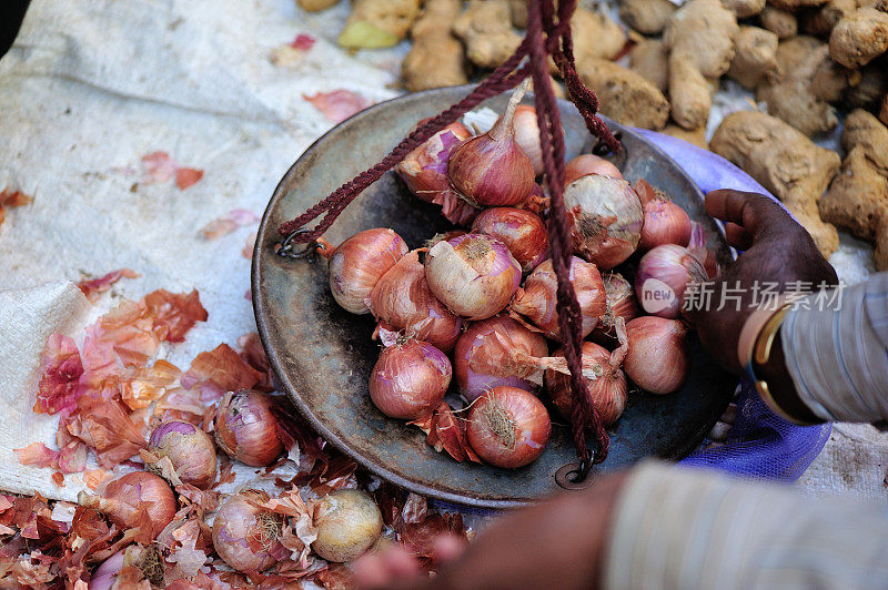 新鲜蔬菜在市场上出售