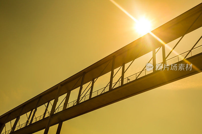 阳光下的柏林大桥