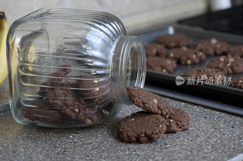 双层巧克力饼干装在一个罐子里
