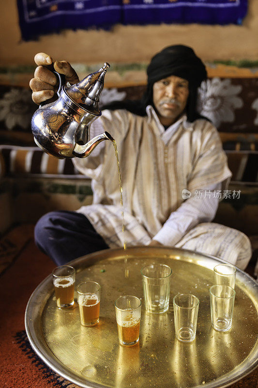 一名摩洛哥男子正在准备马格里布薄荷茶。