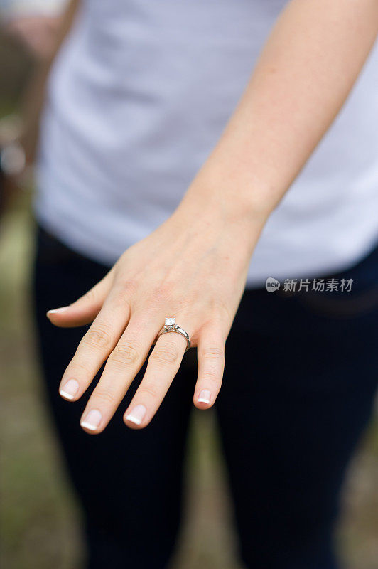 女人订婚持有订婚戒指
