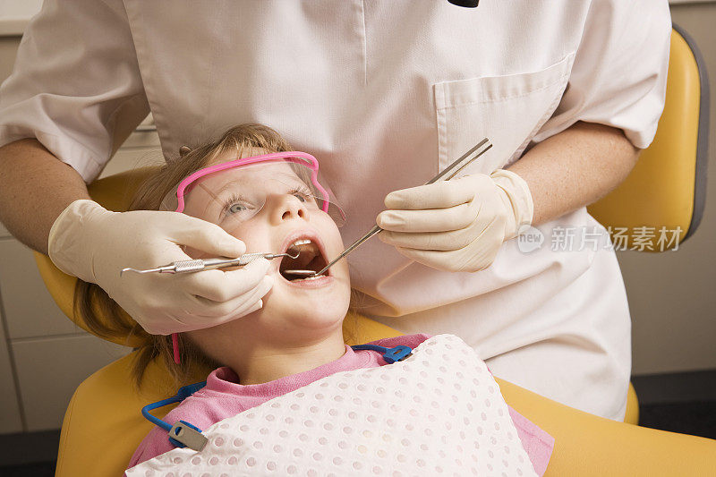 牙医和小女孩病人
