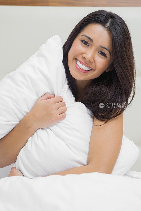 女人紧抓着床上的枕头