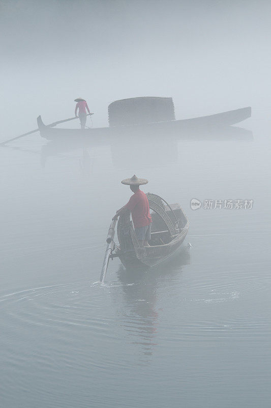 渔民们在雾中准备钓鱼