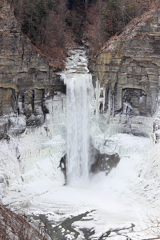 冰冻的Taughannock瀑布(瀑布)