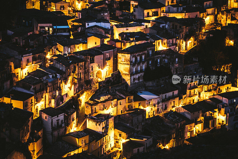 晚上的西西里小镇，拉古萨伊布拉。