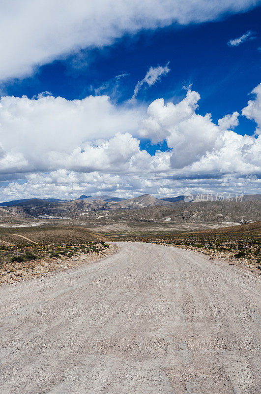 秘鲁的一条沙漠公路上漂浮着巨大的云朵