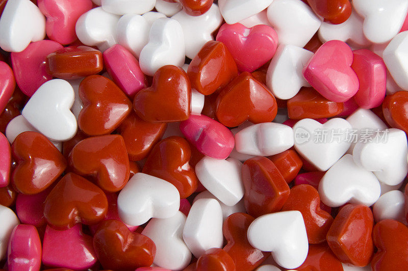 红色，白色和粉色心形糖果的特写