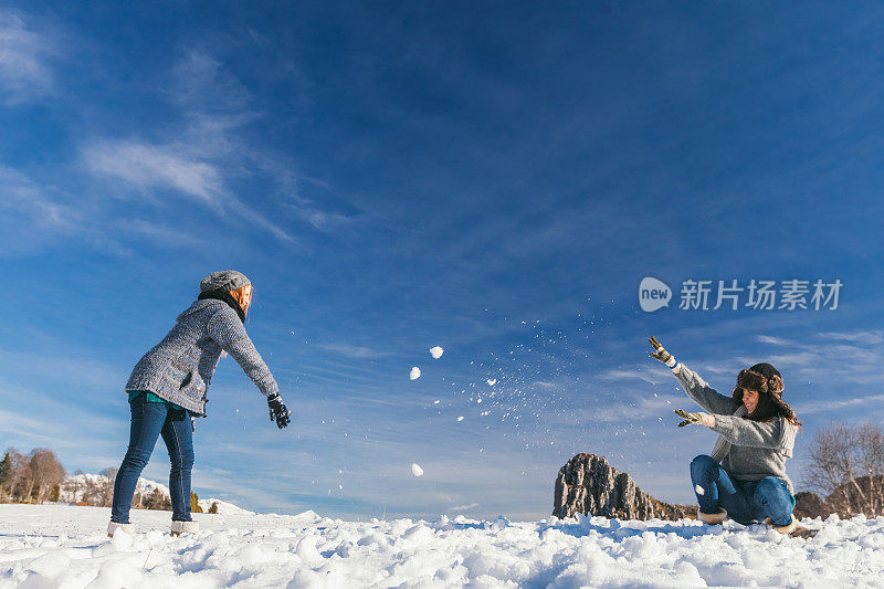 女孩们玩雪玩得很开心