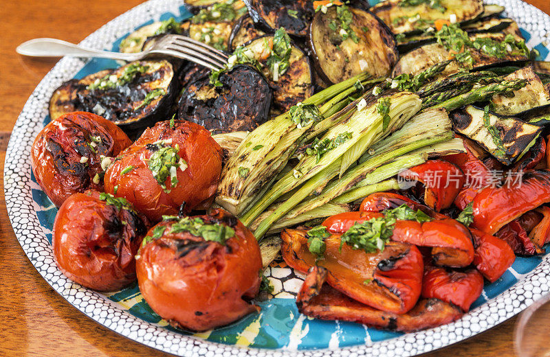 烤什锦蔬菜，番茄，胡椒，茄子，南瓜，茴香