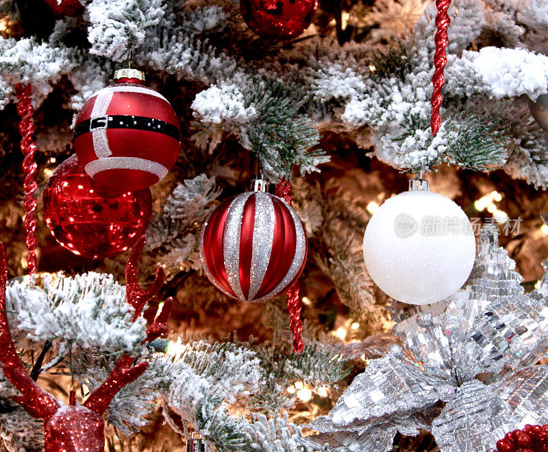 白色，银色和红色的圣诞装饰