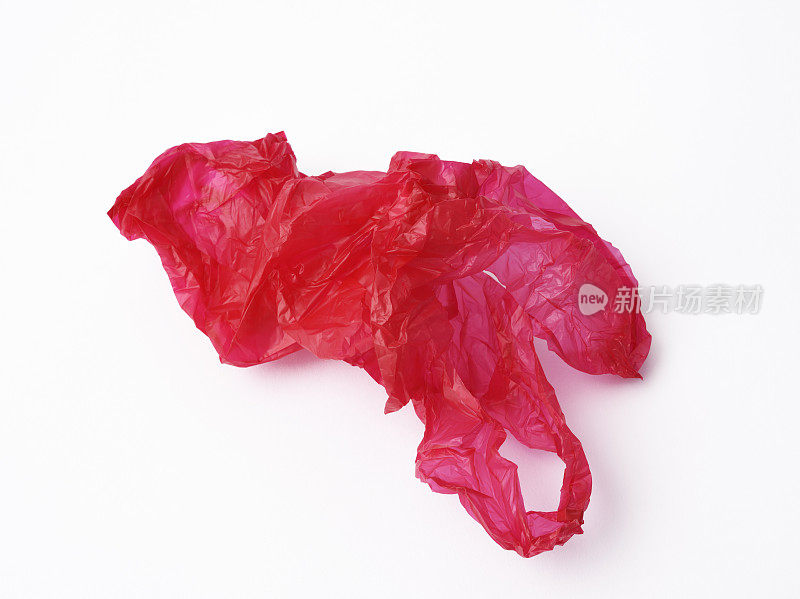 白色背景下皱巴巴的红色塑料购物袋