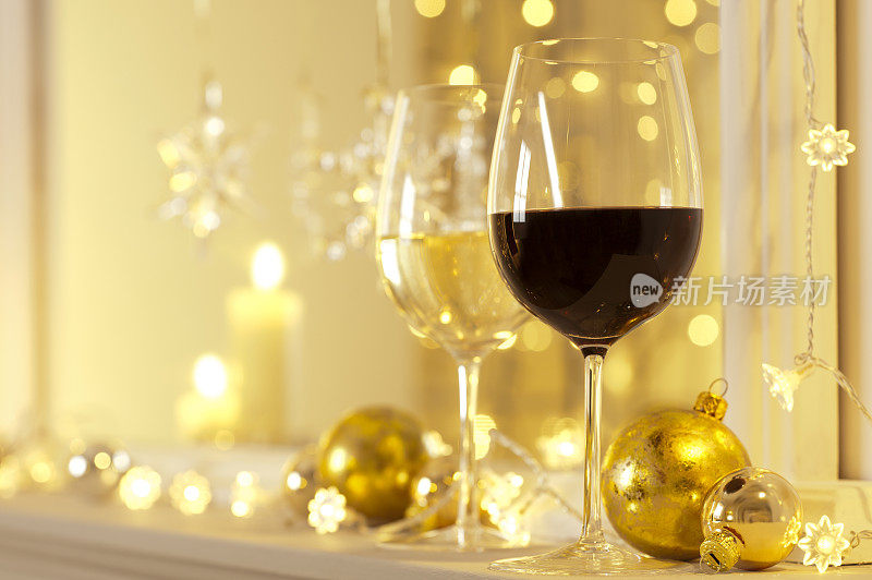 优雅的金色装饰和两杯葡萄酒