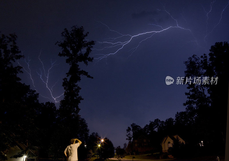 郊区的雷雨