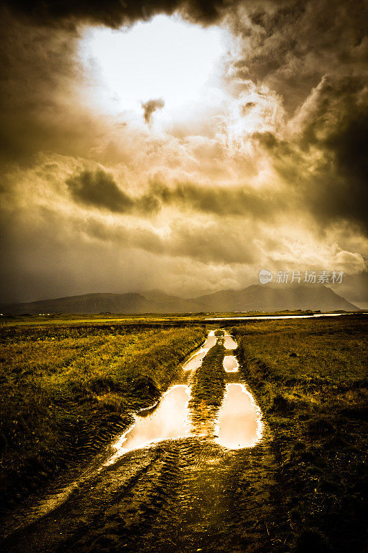 冰岛乡村上空戏剧性的云景