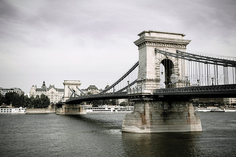 横跨多瑙河的铁链桥，匈牙利布达佩斯