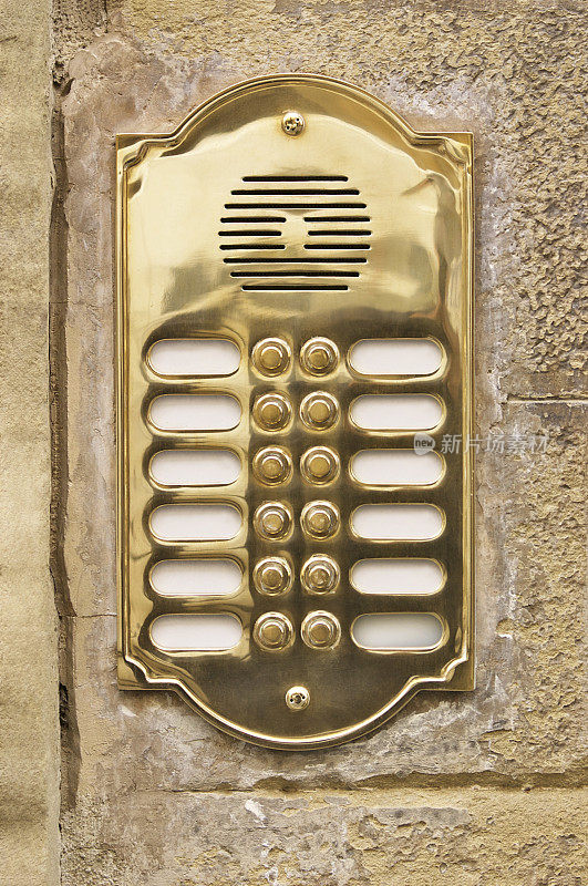 黄铜门铃和输入电话