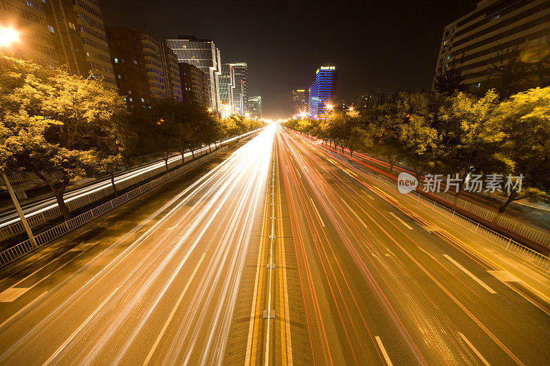 夜晚的城市道路