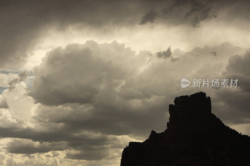 雷雨沙漠山丘剪影