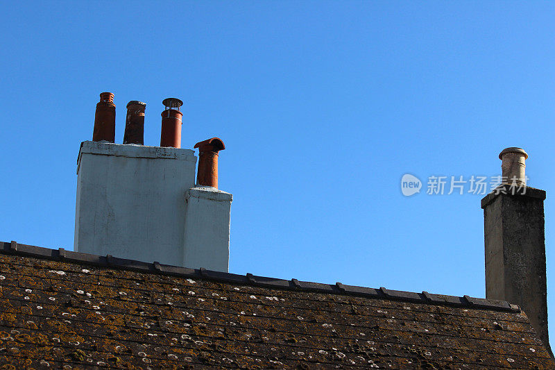 白色和石头烟囱的形象，赤陶土的烟囱罐，石板瓦的屋顶