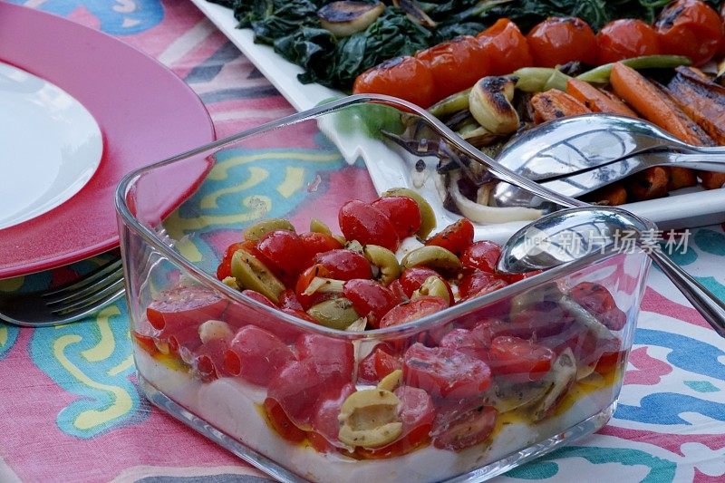 健康素食开胃菜:西红柿，马苏里拉奶酪和橄榄。