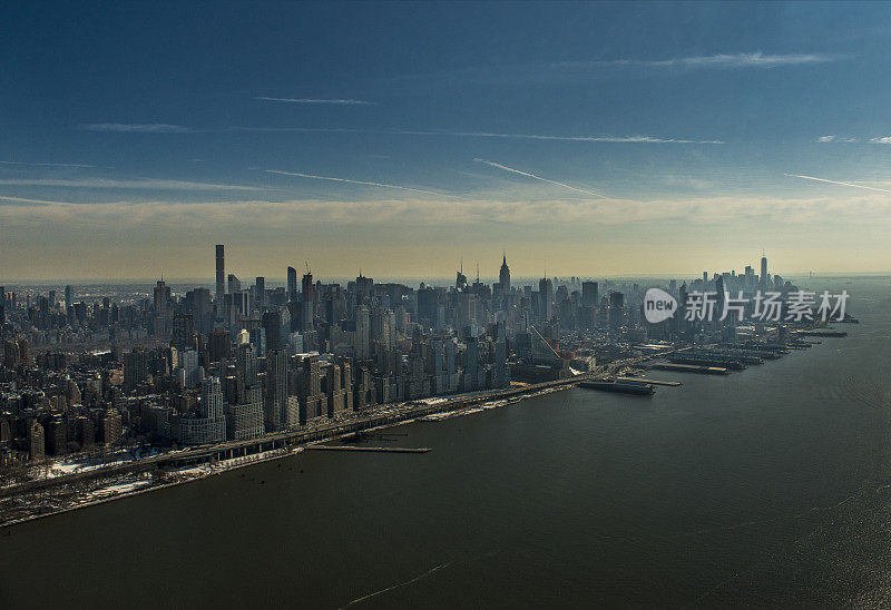 鸟瞰图的纽约市城市景观通过直升机