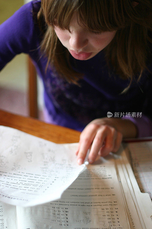 女孩做家庭作业