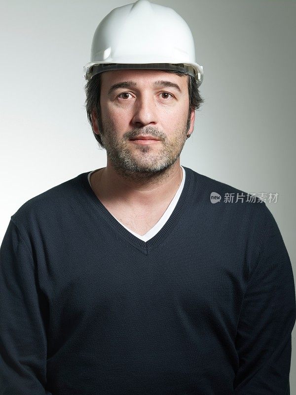 建筑工人戴着白色安全帽