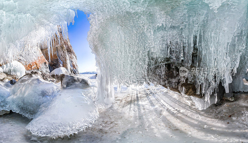贝加尔湖冰洞的全景图