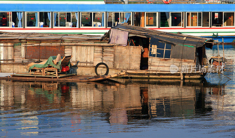 在漓江上的游船背景上浮动的渔家，桂林，中国
