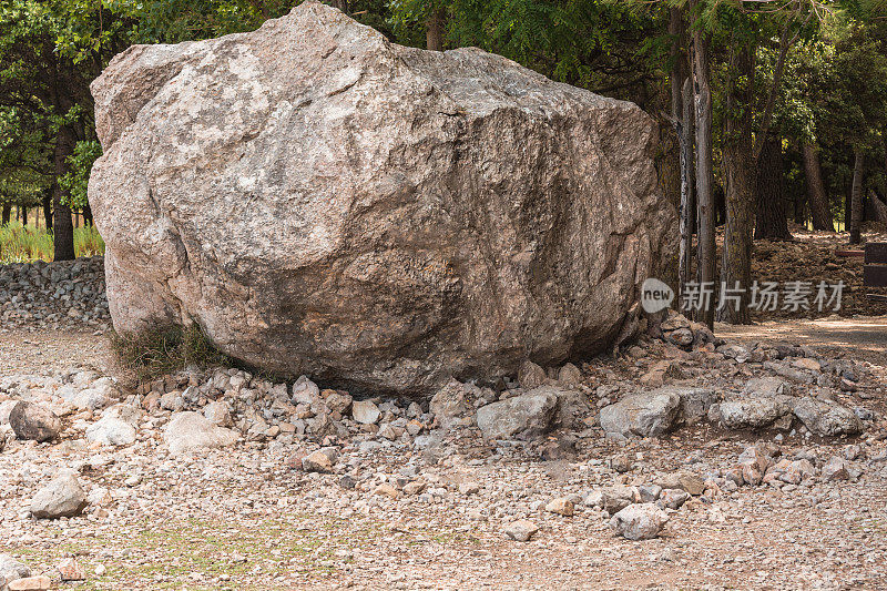 在马略卡岛的一个湖边，岩石碎块
