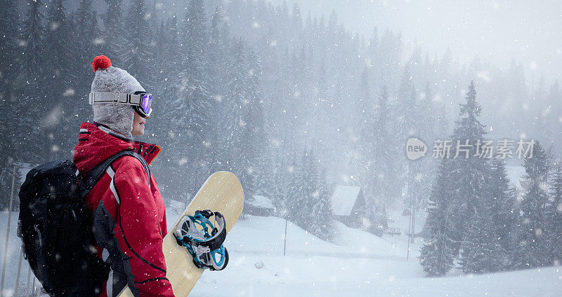 女人在冬天的背景滑雪服