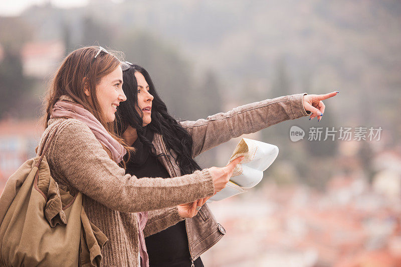 成年白人女性探索城市