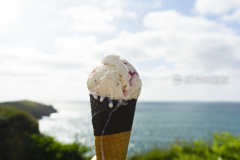 海岸边的草莓波纹冰淇淋。