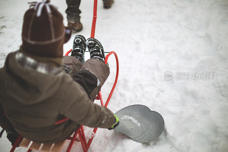 男孩在雪地上