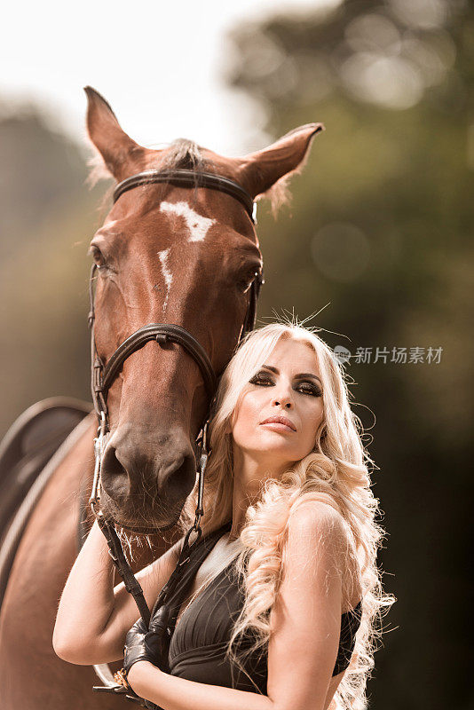 女时装模特和一匹马。