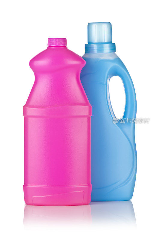 白色背景下的塑料洗涤剂和织物柔软剂瓶