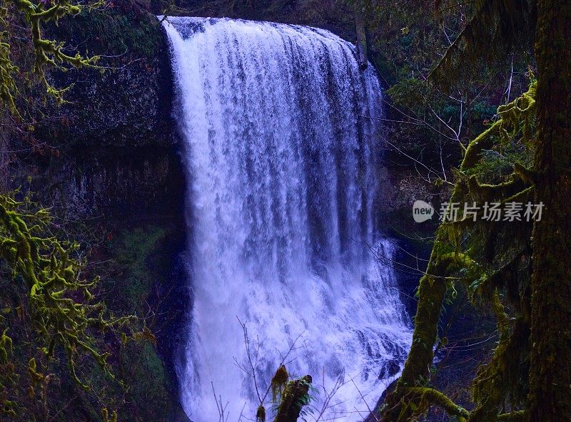 北瀑布中间