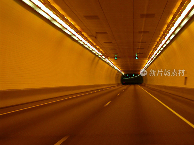 在隧道开车