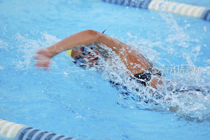 动作中，自由泳女子自由泳