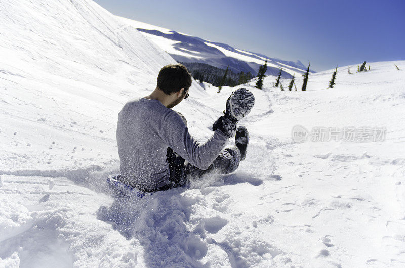 背对镜头的男子滑雪橇