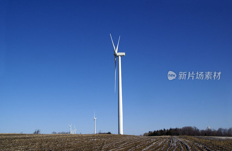 农民田里的风力涡轮机
